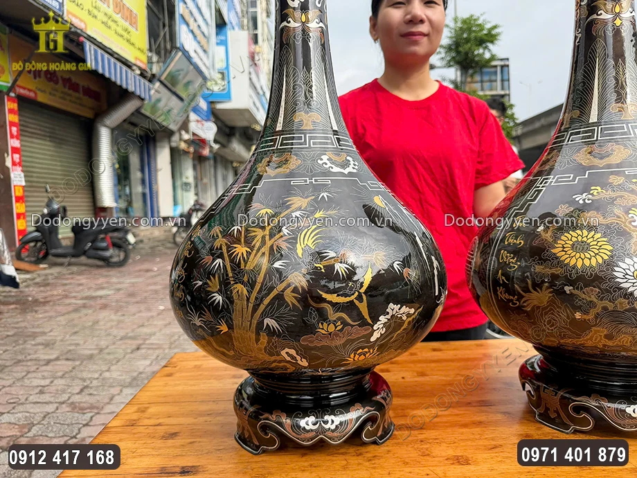 Họa tiết tứ qu&yacute; tr&ecirc;n th&acirc;n b&igrave;nh được chạm khảm sắc n&eacute;t
